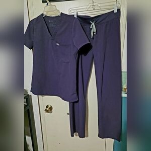 Figs Women's Scrub Set in Purple Shadow Color. Top XS, Bottoms S. In EUC!